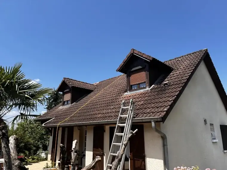 Toiture de Saint-Claude avant travaux, avec échelle de couvreur en place