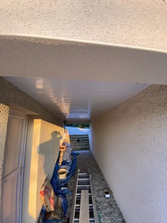 Sous-face de toiture habillée en PVC à Branges