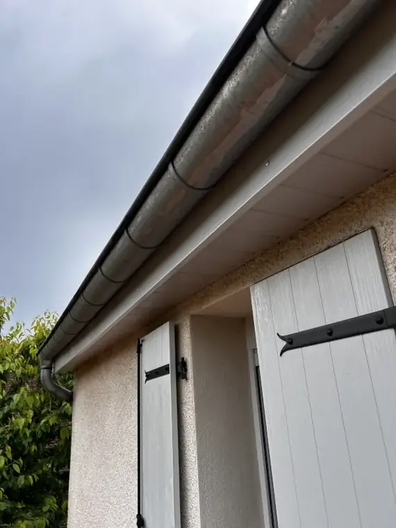 Nouvelles frisettes PVC posées sous le débord de toit, à Montmorot