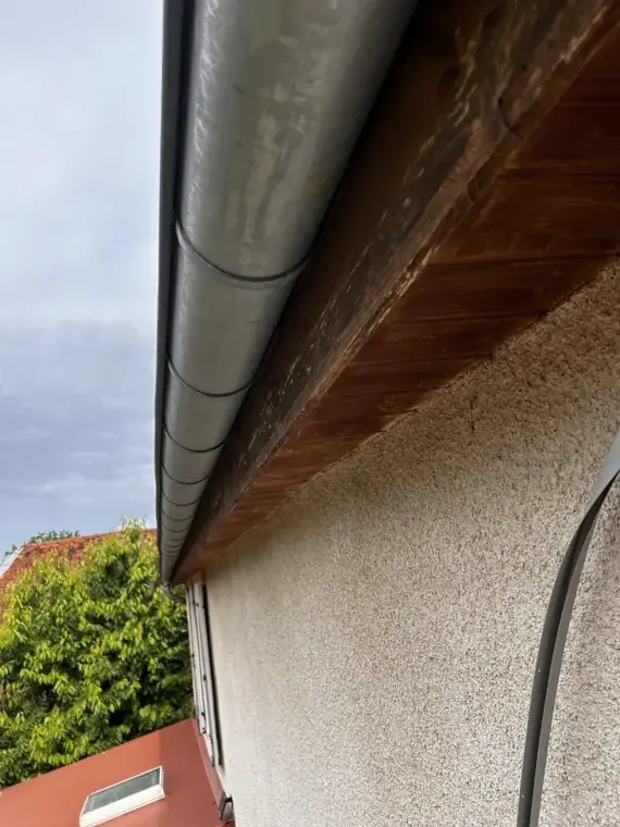 Frisettes en bois dégradées sous le débord de toit, à Montmorot