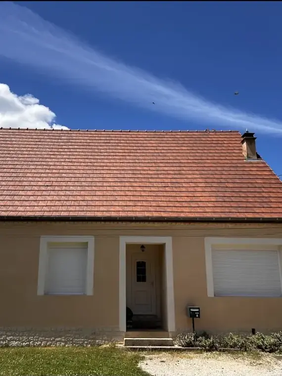 La même toiture après traitement anti-mousse et peinture, à Lons-le-Saunier